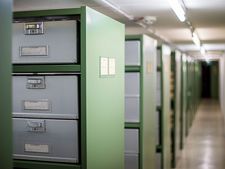 Blick auf die Archivregale im Archivraum des Staatsarchivs, dem Magazin