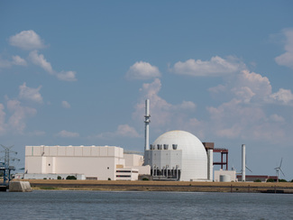 Foto des Atomkraftwerk Brokdorf, aufgenommen von einem Schiff auf der Elbe
