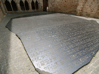 Der Stein von Rosetta, dessen dreisprachige Inschrift Champollion das Übersetzen der altägyptischen Hieroglyphen ermöglichte, im Innenhof des Museums in Figeac in einer Nachbildung