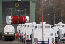 November 2010: Behälter mit hochradioaktiven Abfällen aus der Wiederaufarbeitung erreichen den Verladebahnhof Gorleben