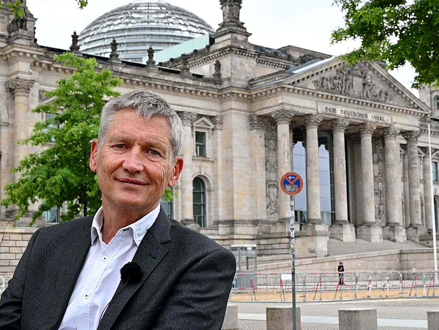 Wolfram König, der Präsident des Bundesamtes für die Sicherheit der nuklearen Entsorgung, steht vor dem Reichstag in Berlin.