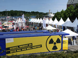Blick auf das Veranstaltungsgelände des  Mecklenburg-Vorpommern-Tags in Rostock, im Vordergrund die Container der mobilen Endlagerausstellung des BASE