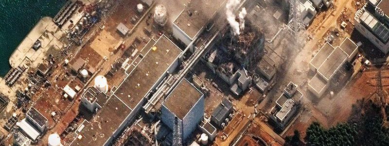 Luftbild von dem zerstörten Atomkraftwerk Fukushima Daiichi
